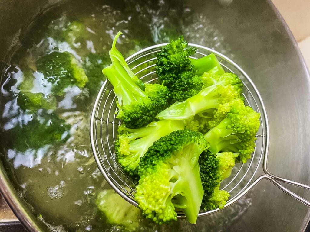 how do i blanch broccoli for freezing