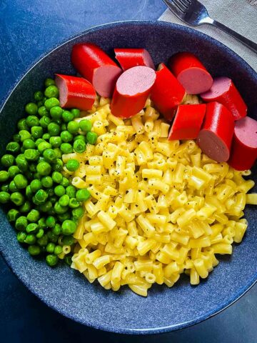 mac and cheese pasta with frankfurters and peas
